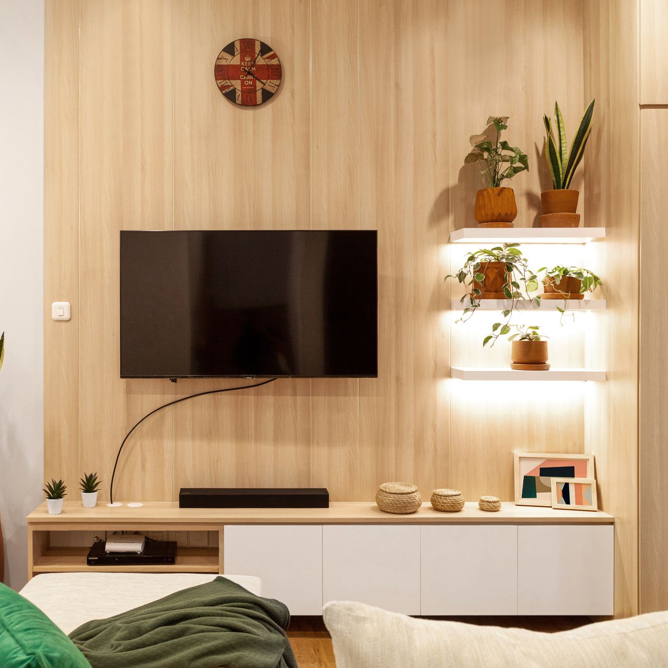 Hisense HD Ready LED TV - 20 W Sound, 2 HDMI + 2 USB